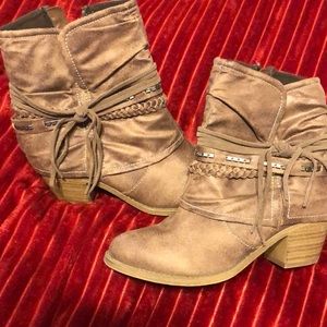 Very cute ankle boots. Size 6.5 M. Only worn worn once.